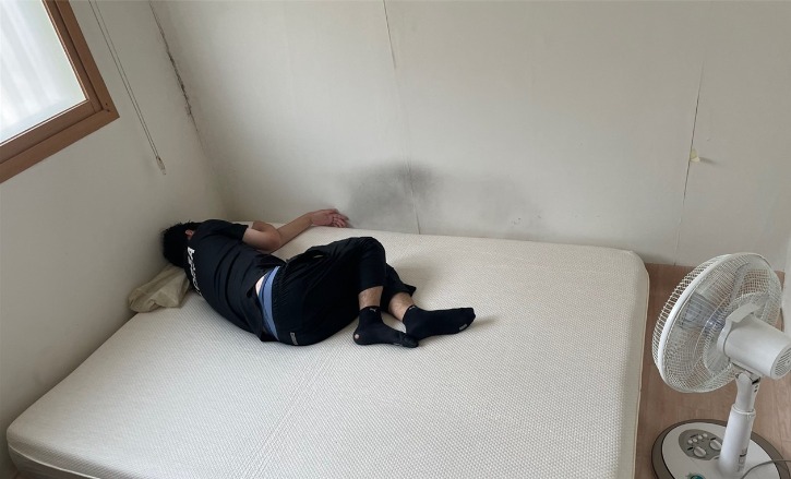 누워있는사진.jpg